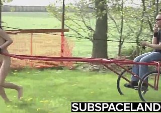 Teen Mortified einen Wagen gebunden und schlug mit einem nassen Handtuch anent Vorlage