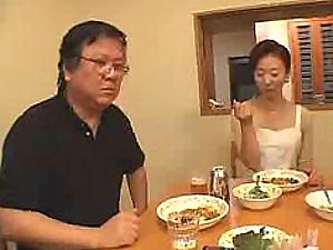 복종 아시아 할머니는 Gangbanged을 가져옵니다 및 핫 지즈에 덮여
