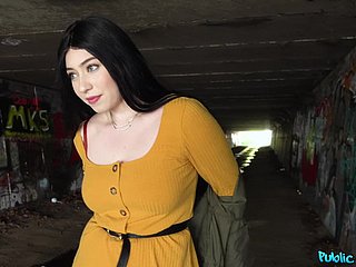 Balles baise profonde avec brune curvy Amilia Onyx et un étranger