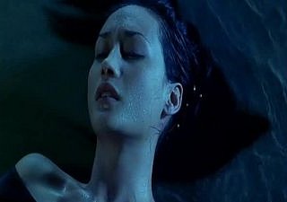 Maggie Q Arma Nua