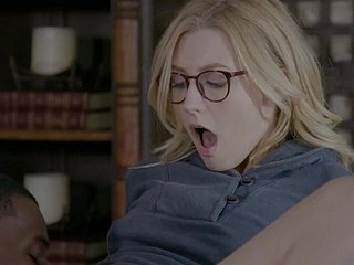 Alexa Grace is een kuiken met een bril die een hardcore shag nodig heeft