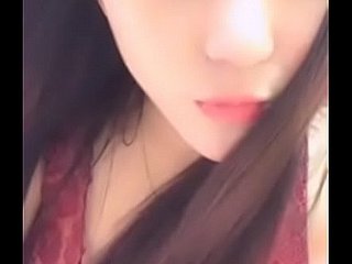 Gadis bermain dengan pus