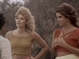 Le belle ragazze dell'annata masturbano le fighe nel sedile posteriore e poi fai divertimento sessuale sull'erba
