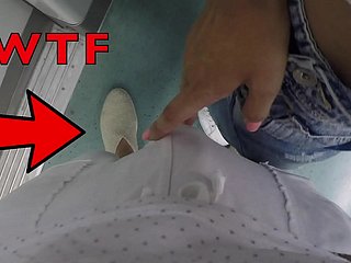 ¡La hermanastra seduce a un tipo desconocido extraño en un tren público!