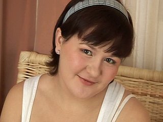 Chubby Brunette Chick Kate uwielbia mieć silny kogut w jej dziurach i ustach