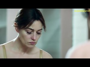 مونيكا بيلوتشي عارية الثدي والحلمات في فيل ماري السينما