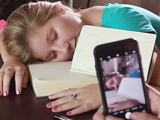 魅力的な湯たんぽウィーンローズは巨大な硬いペニスを吹くのを楽しんでいます