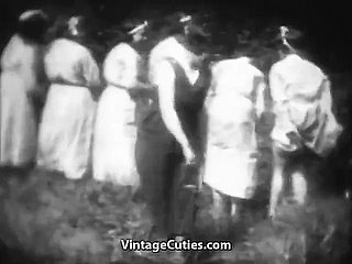 I mademoiselle arrapati vengono sculacciati far Country (Vintage degli anni '30)