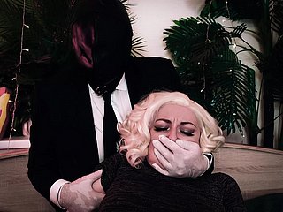 Hot Kinky: Mężczyzna zakrywa usta dziewczyny, a następnie odcina ubrania. Rękawiczki medyczne i jęki