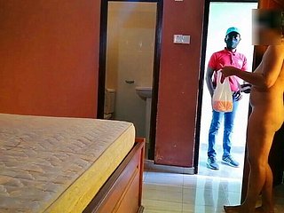 El servicio de shivering habitación del motor hotel llamó a nuestra puerta y folló a mi esposa: shivering fantasía de cornudo