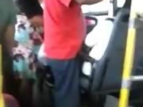 anciano roce en el autobús