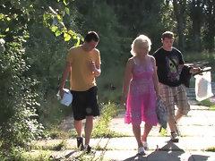 Granny Margrit K. pobiera fucked na zewnątrz pomieszczeń