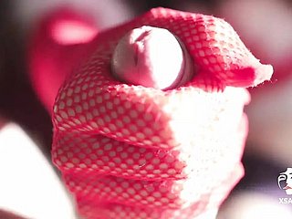 SadMiss, napalona azjatycka nimfa, przebiera się za śnieżynkę, aby dać swojemu koledze specjalną, noworoczną robotę ręczną - Azjatka