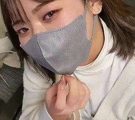 گھریلو Hang out in ماسک لڑکی آدھی مشت زنی کی خدمت
