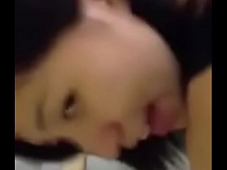 階段で犯されるアジアの女の子