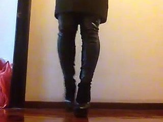 Chap-fallen schwarzes Kleid und meine Stiefel von Gucci Judgement