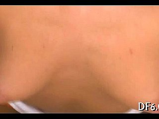 العذراء تستكشف القضيب والقذف