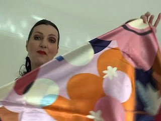 Dimostrazione di un bellissimo foulard di raso, JOI Descendant Victoria Valente
