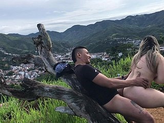 Colombienne mature, become available à la colline pour que mon amie puisse la remplir de lait