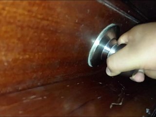 میری بڑی گدی کی سوتیلی ماں کی جاسوسی کرنا جب وہ سو رہی ہو۔