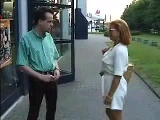 Lassie Barbara membenarkan beberapa lelaki menanggalkan pakaiannya dalam klip retro yang bagus