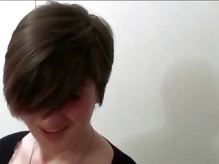 Pelo corto morena se encarga de carga