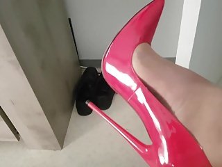 Nurturer femme talons rouges qui ont de nouvelles