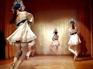 hermosas niñas están bailando.