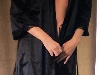 danza desnuda en el traje negro
